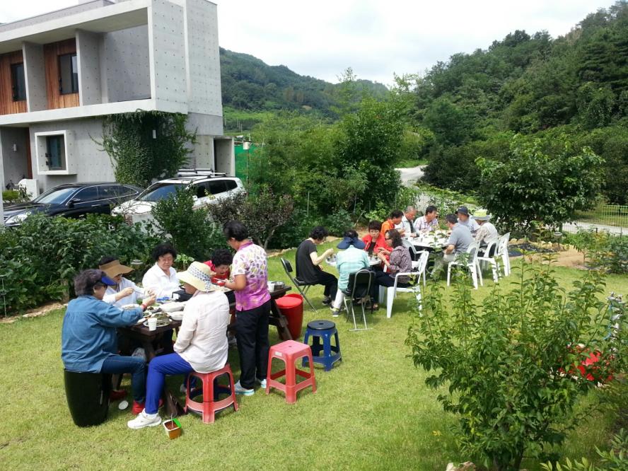 KakaoTalk_20140830_162929539.jpg : 사회선교위원들과 함께 서인교,정경옥집사님댁에서 식탁의 교제를 가졌습니다