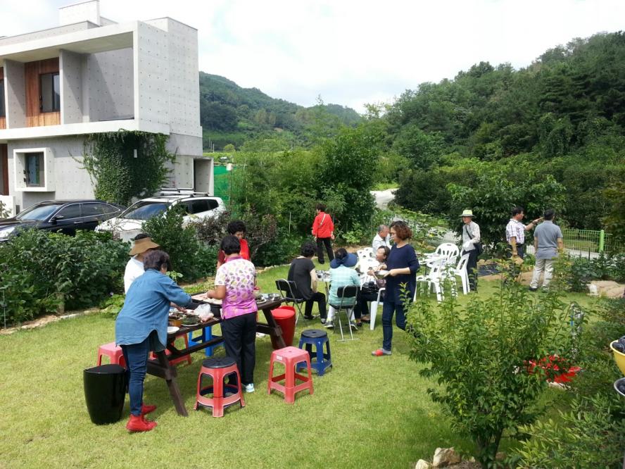 KakaoTalk_20140830_162930626.jpg : 사회선교위원들과 함께 서인교,정경옥집사님댁에서 식탁의 교제를 가졌습니다