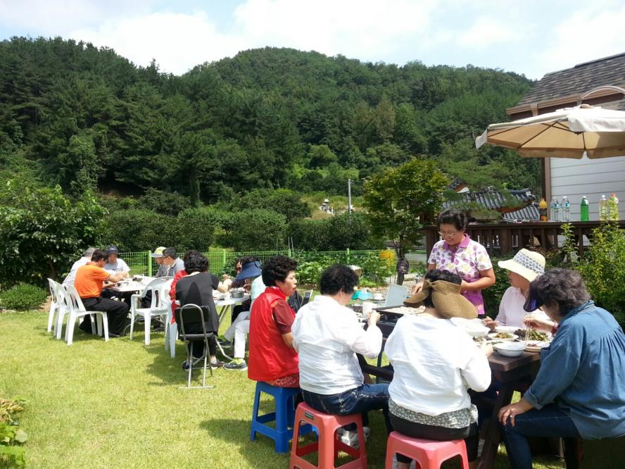 KakaoTalk_20140830_162929484.jpg : 사회선교위원들과 함께 서인교,정경옥집사님댁에서 식탁의 교제를 가졌습니다