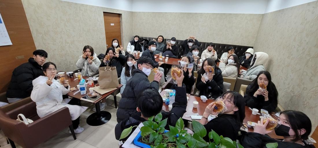 KakaoTalk_20230119_100625097_01.jpg : 1청년부 신년특새 이모저모