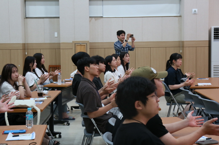 일괄편집_IMG_0397.JPG : 1청년부 여름수련회 3 - 김명식 미니콘서트 (feat. 김유현담임목사님)