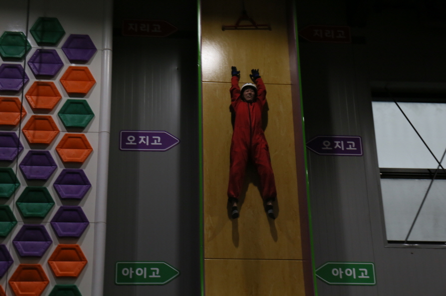 일괄편집_IMG_0683.JPG : 1청년부 여름수련회 6 - 야외활동(물놀이, 실내클라이밍, 오름산책)