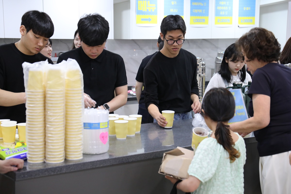 KakaoTalk_20230521_201041647_18.jpg : 1청년부 일일찻집, 대성공^^