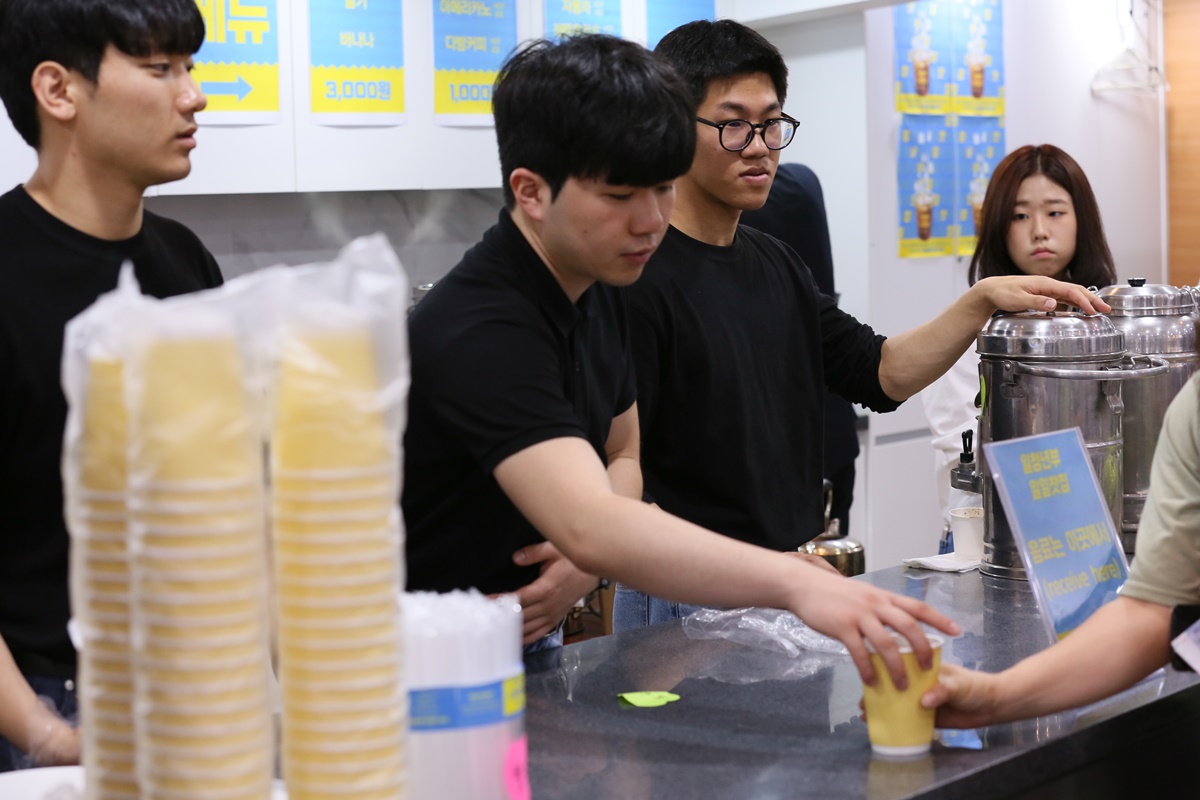 KakaoTalk_20230521_201041647_12.jpg : 1청년부 일일찻집, 대성공^^