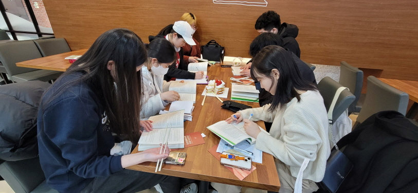 일괄편집_KakaoTalk_20230323_162812325_03.jpg : 1청년부 독서나눔 첫모임했습니다^^