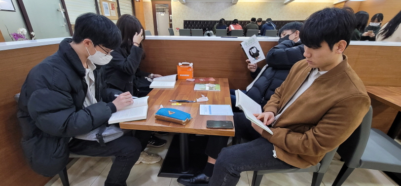 일괄편집_KakaoTalk_20230323_162812325_01.jpg : 1청년부 독서나눔 첫모임했습니다^^