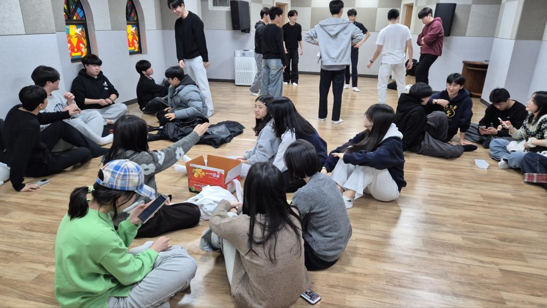 KakaoTalk_20250212_204232109_23.jpg : 2월 7-8일 고등부 깜짝수련회 사진입니다~