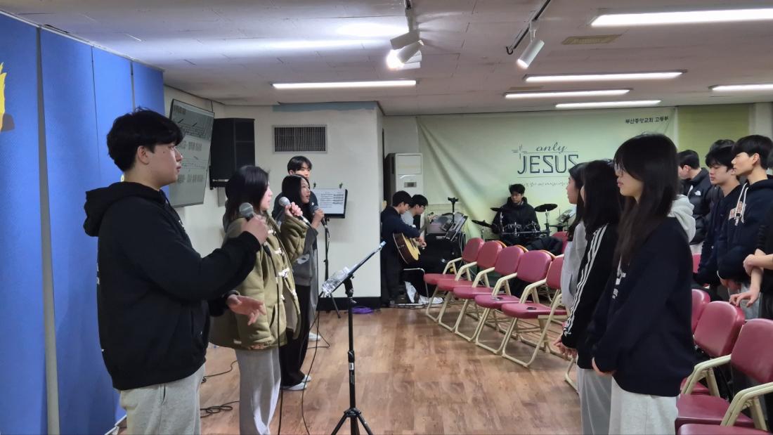 KakaoTalk_20250212_204232109_13.jpg : 2월 7-8일 고등부 깜짝수련회 사진입니다~