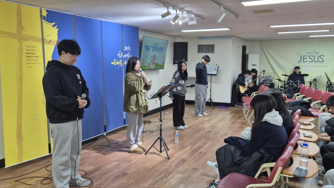 KakaoTalk_20250212_204232109_09.jpg : 2월 7-8일 고등부 깜짝수련회 사진입니다~