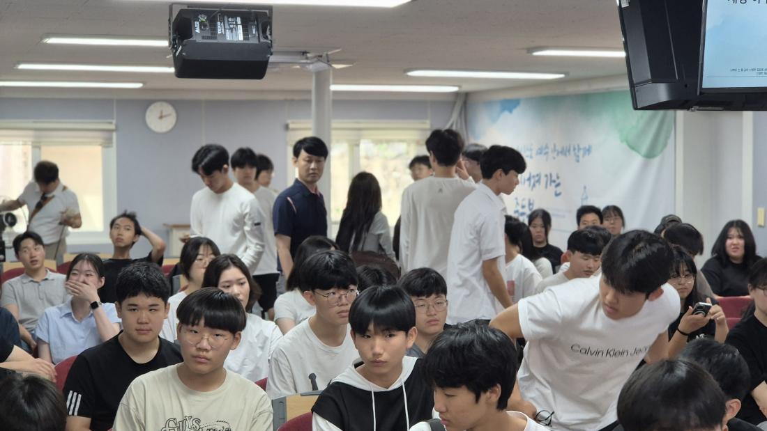 KakaoTalk_20250906_155957026_14.jpg : 8월 24일 고등부 예배 사진입니다~