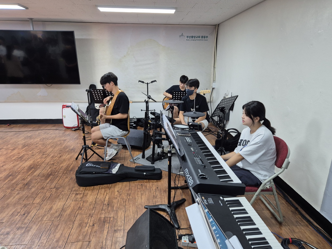 KakaoTalk_20240905_002957352_11.jpg : 9월 1일 고등부 예배 사진입니다