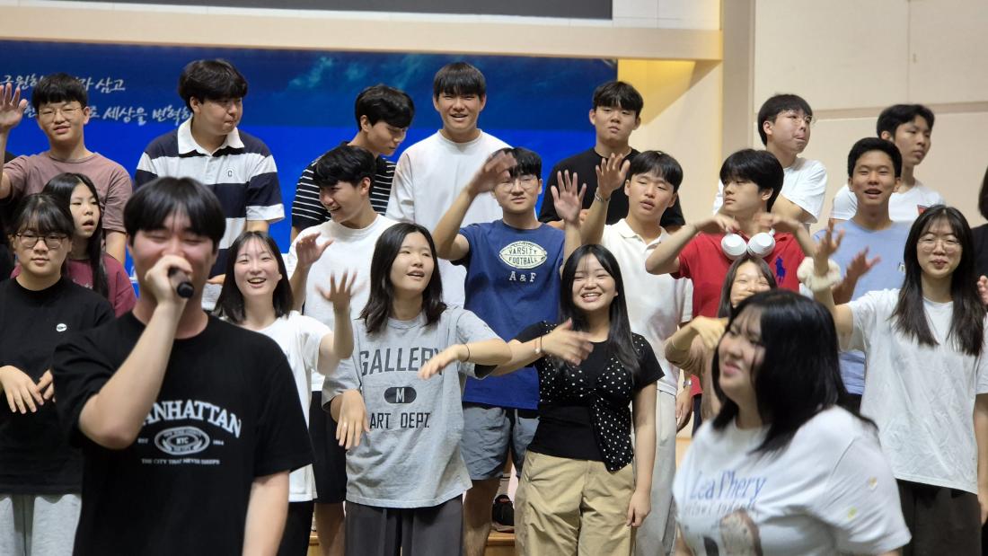 KakaoTalk_20250906_160106122_12.jpg : 8월 31일 고등부 예배 사진입니다~