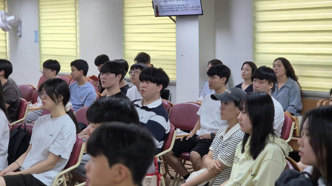 KakaoTalk_20250906_160106122_03.jpg : 8월 31일 고등부 예배 사진입니다~