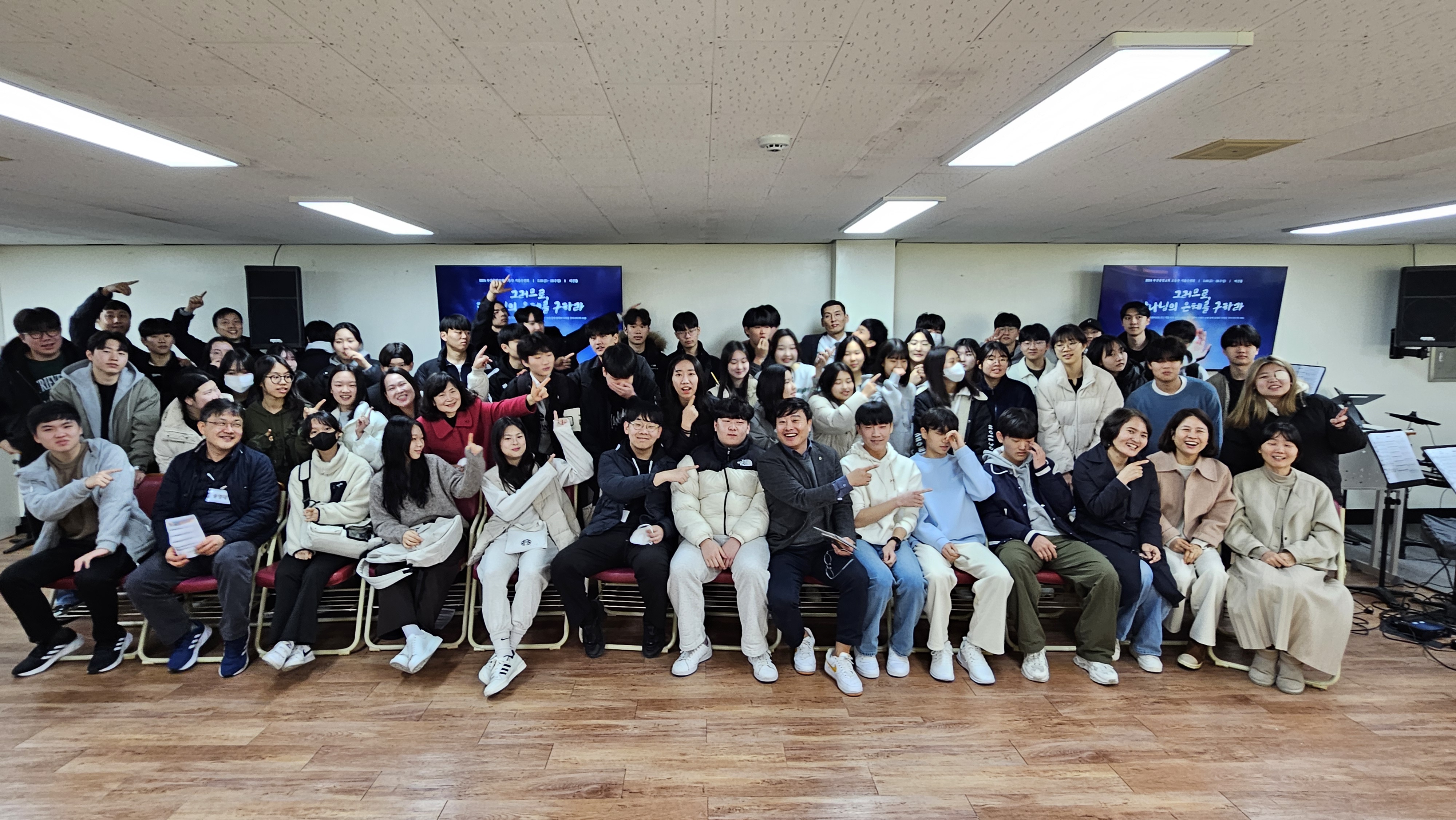 KakaoTalk_20240218_121129420_06.jpg : 고등부 겨울수련회 3일차 주일 사진입니다.