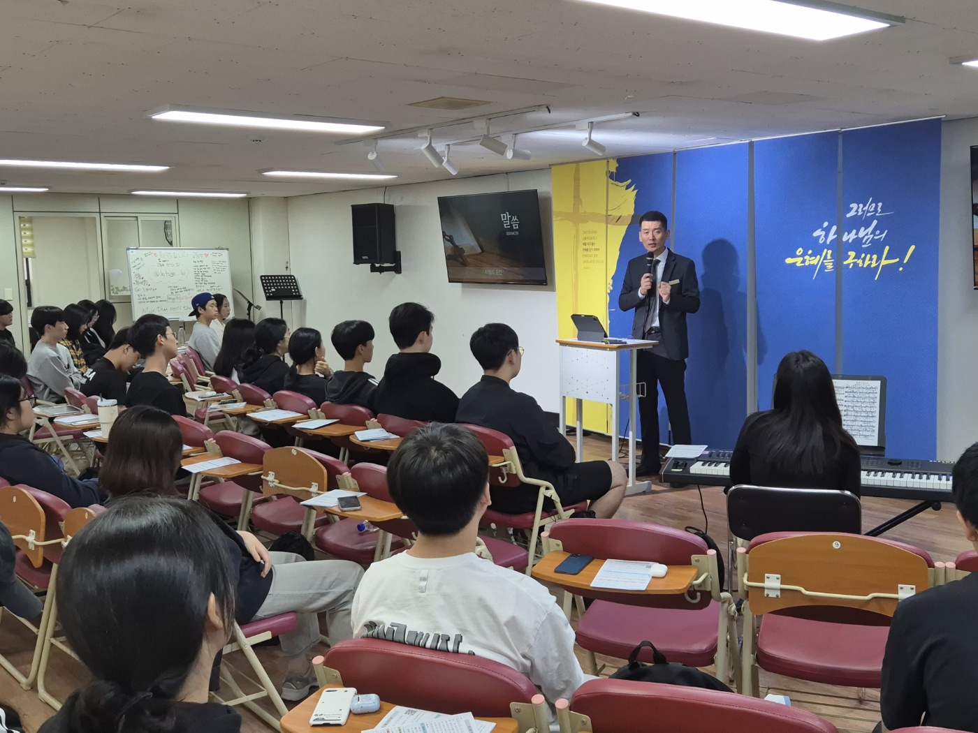KakaoTalk_20241006_231159896_04.jpg : 10월 6일 고등부 예배 사진입니다