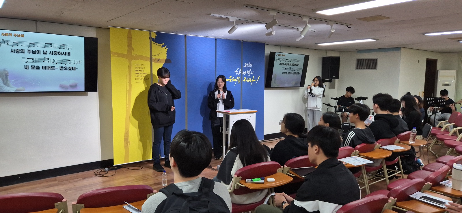 KakaoTalk_20241006_231159896_09.jpg : 10월 6일 고등부 예배 사진입니다