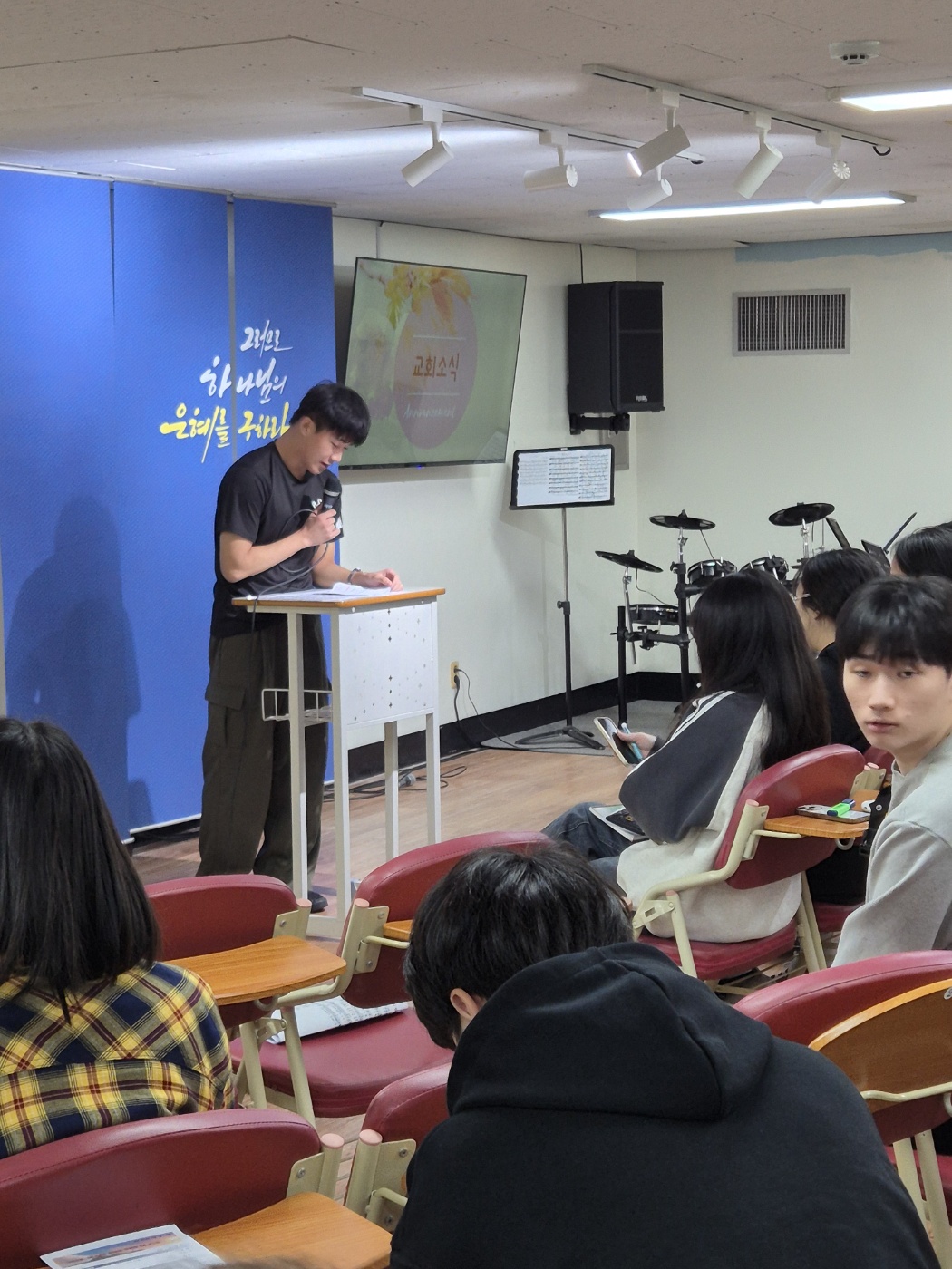 KakaoTalk_20241006_231159896_06.jpg : 10월 6일 고등부 예배 사진입니다