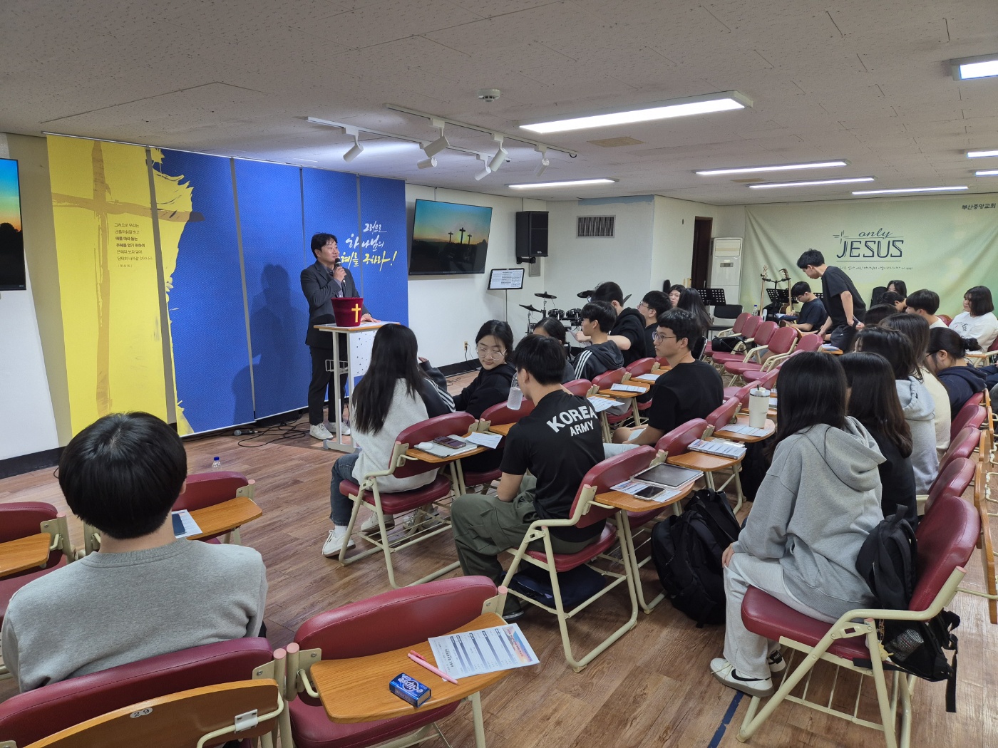 KakaoTalk_20241006_231159896_02.jpg : 10월 6일 고등부 예배 사진입니다