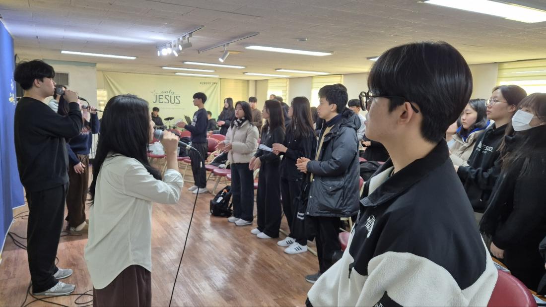 KakaoTalk_20250212_205103133.jpg : 2월 9일 고등부 예배 사진입니다~