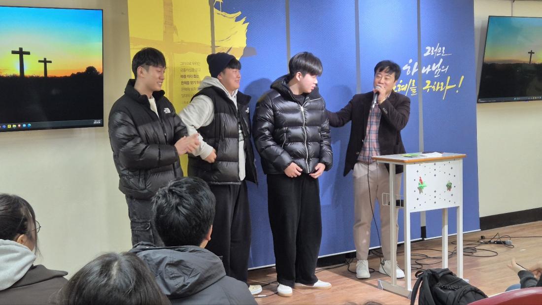 KakaoTalk_20250212_205103133_17.jpg : 2월 9일 고등부 예배 사진입니다~