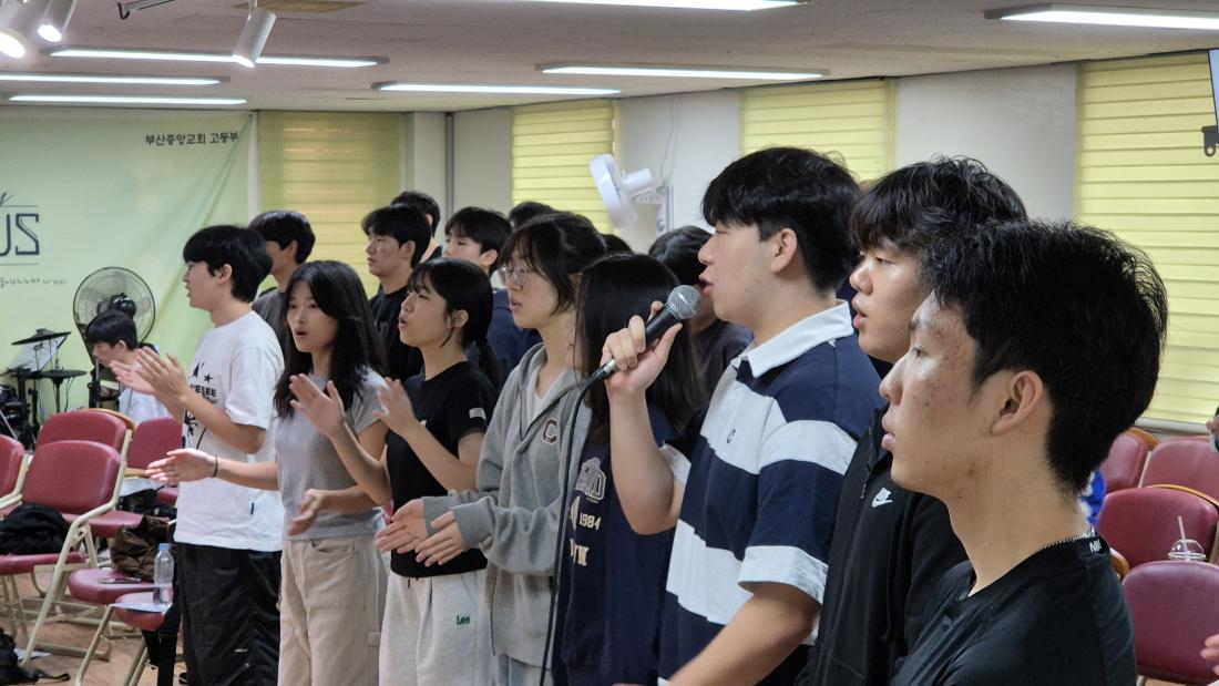 KakaoTalk_20251004_182920785_03.jpg : 9월 28일 고등부 예배 사진입니다~