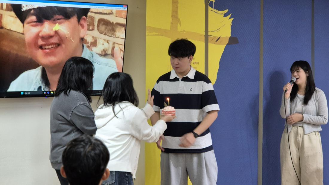 KakaoTalk_20251004_182920785_08.jpg : 9월 28일 고등부 예배 사진입니다~