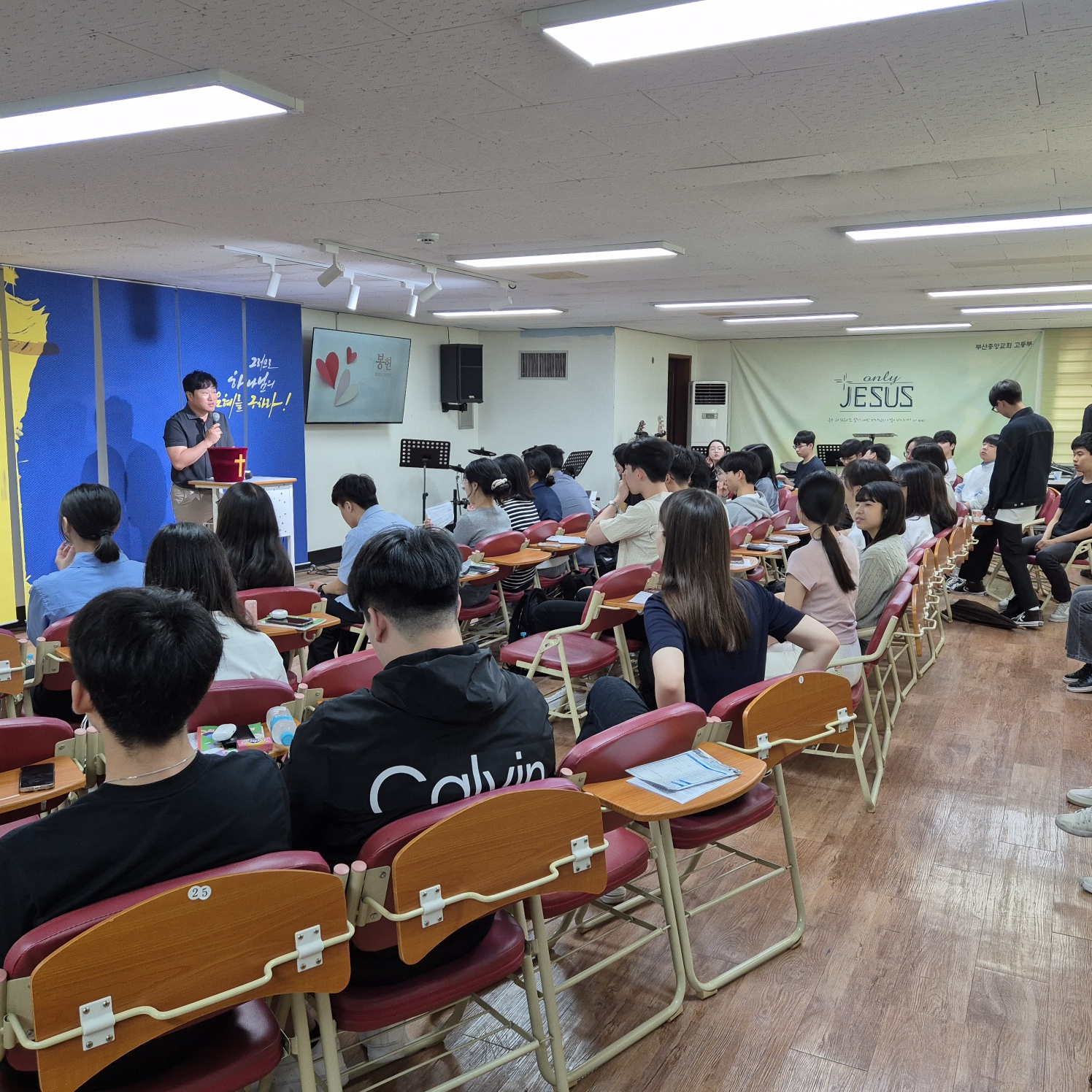 KakaoTalk_20240611_042241944_03.jpg : 6월 9일 고등부 예배 사진입니다