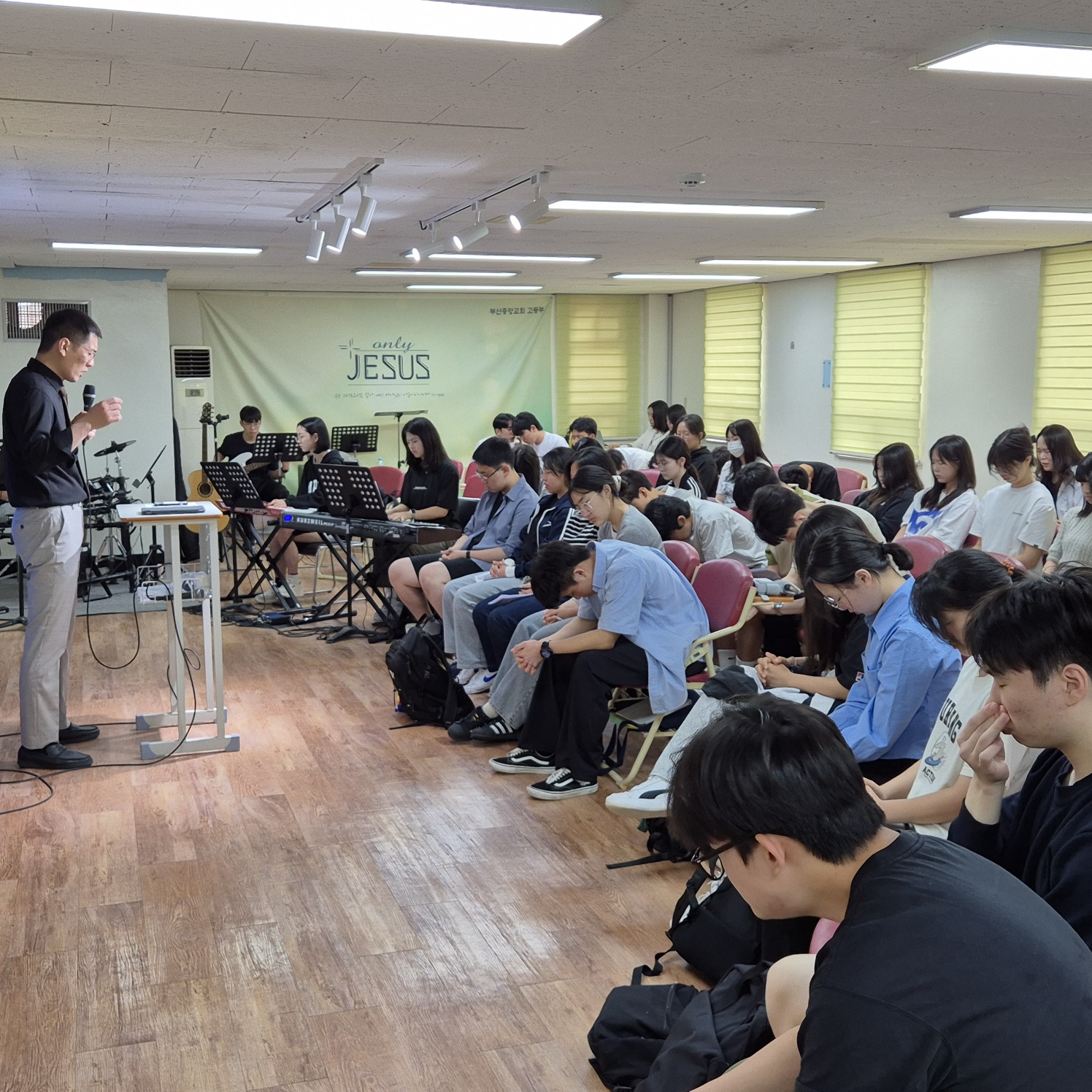 KakaoTalk_20240611_042241944_11.jpg : 6월 9일 고등부 예배 사진입니다