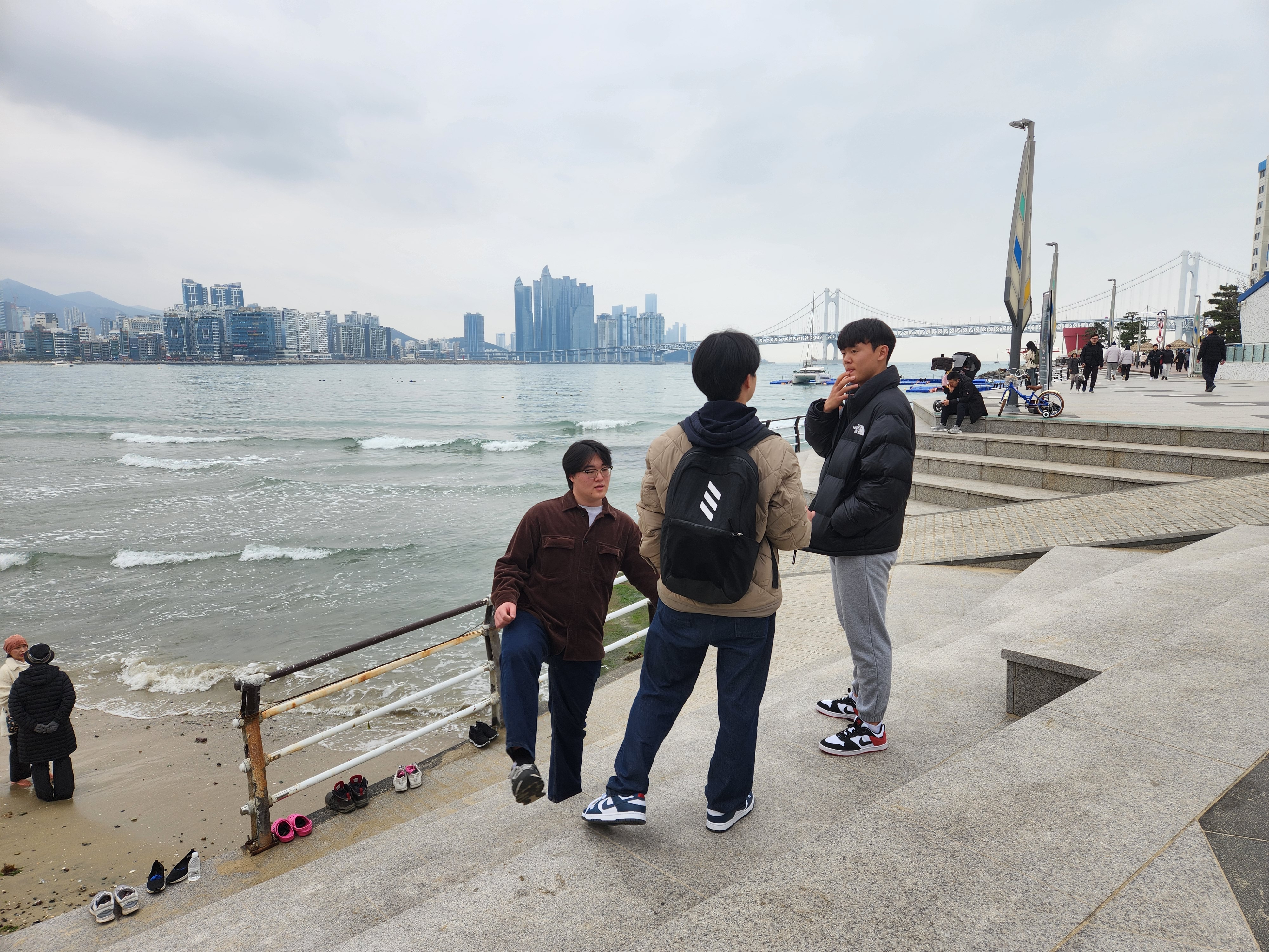 KakaoTalk_20240218_190810178_02.jpg : 고등부 겨울수련회 3일차 주일, 아웃팅과 조별미션 사진입니다.