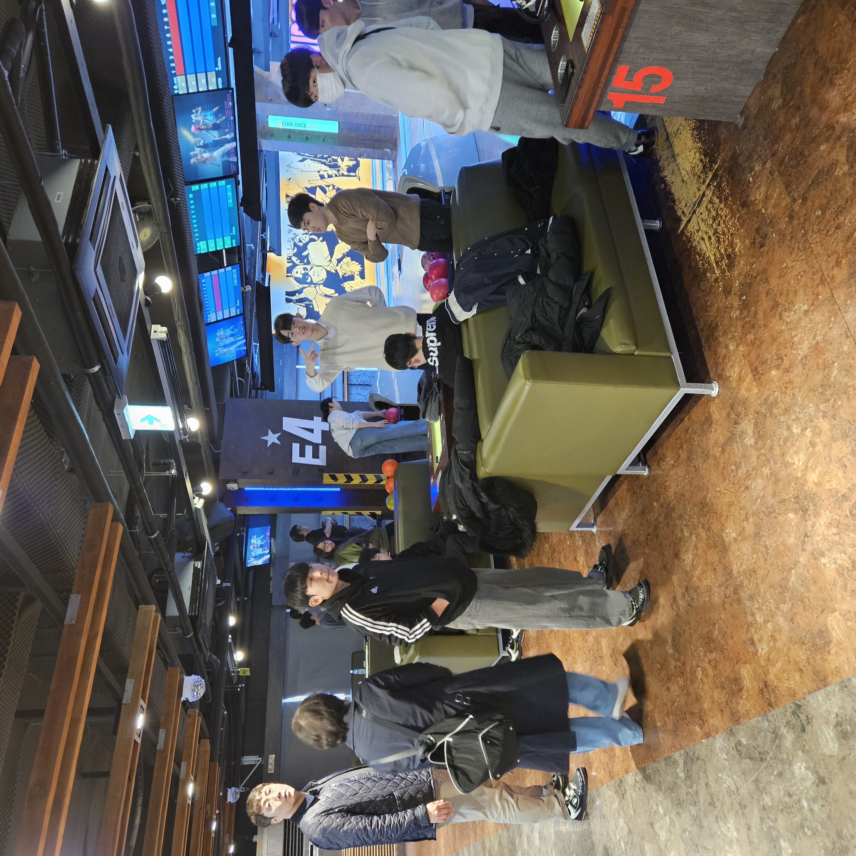 KakaoTalk_20240218_223807172_04.jpg : 고등부 겨울수련회 3일차 주일, 아웃팅과 조별미션 사진입니다.
