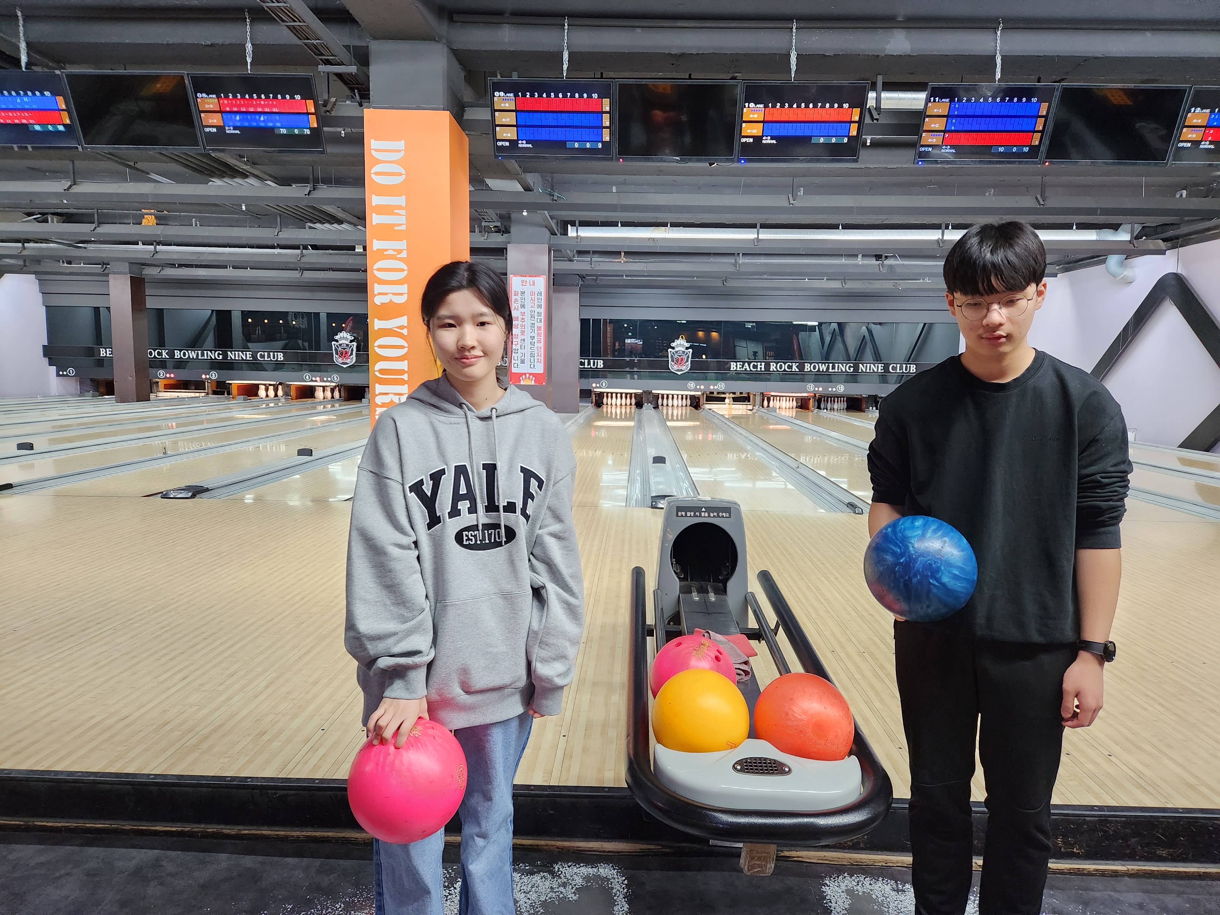 KakaoTalk_20240218_133626267.jpg : 고등부 겨울수련회 3일차 주일, 아웃팅과 조별미션 사진입니다.