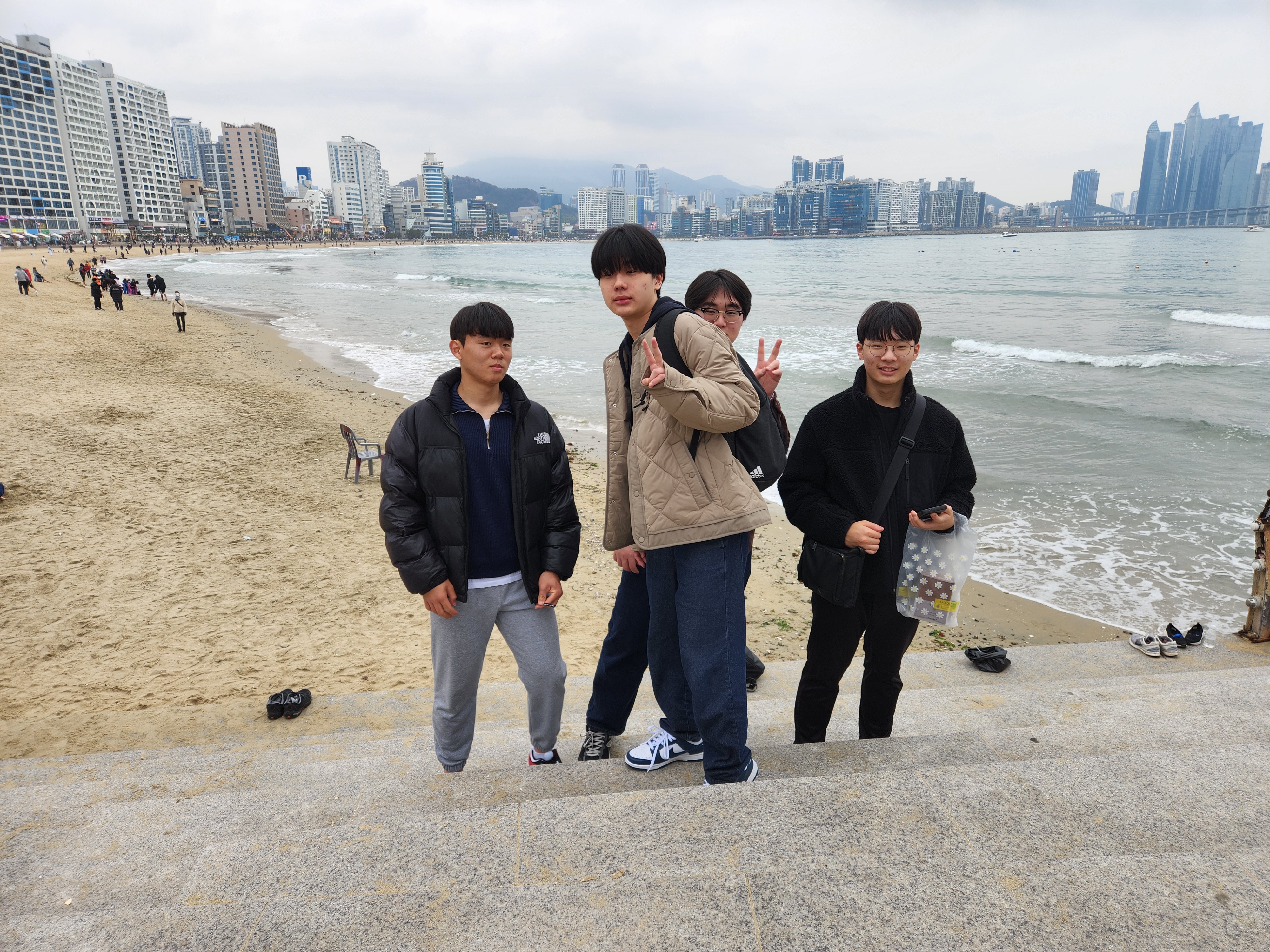 KakaoTalk_20240218_190810178_01.jpg : 고등부 겨울수련회 3일차 주일, 아웃팅과 조별미션 사진입니다.