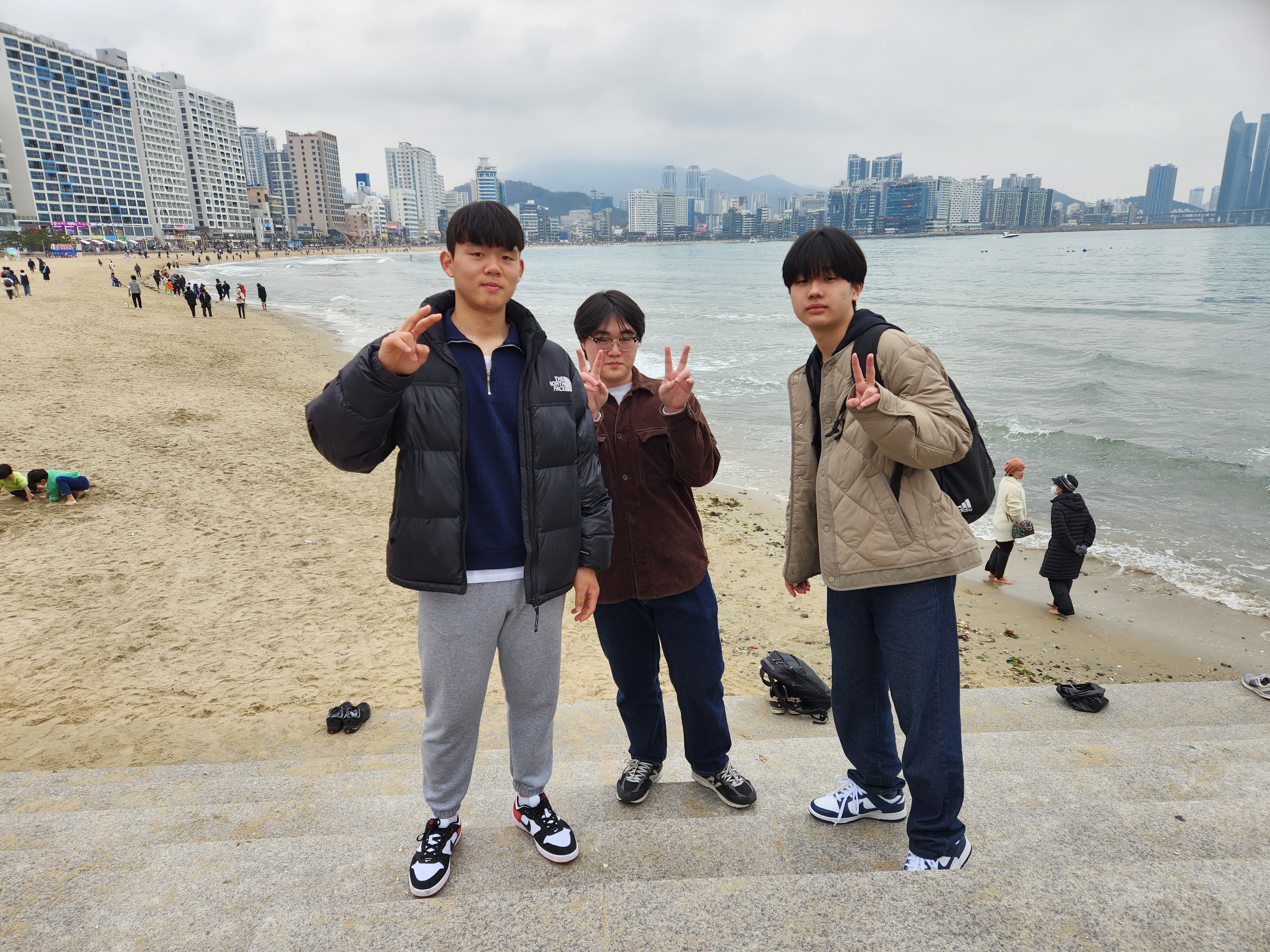 KakaoTalk_20240218_190810178.jpg : 고등부 겨울수련회 3일차 주일, 아웃팅과 조별미션 사진입니다.
