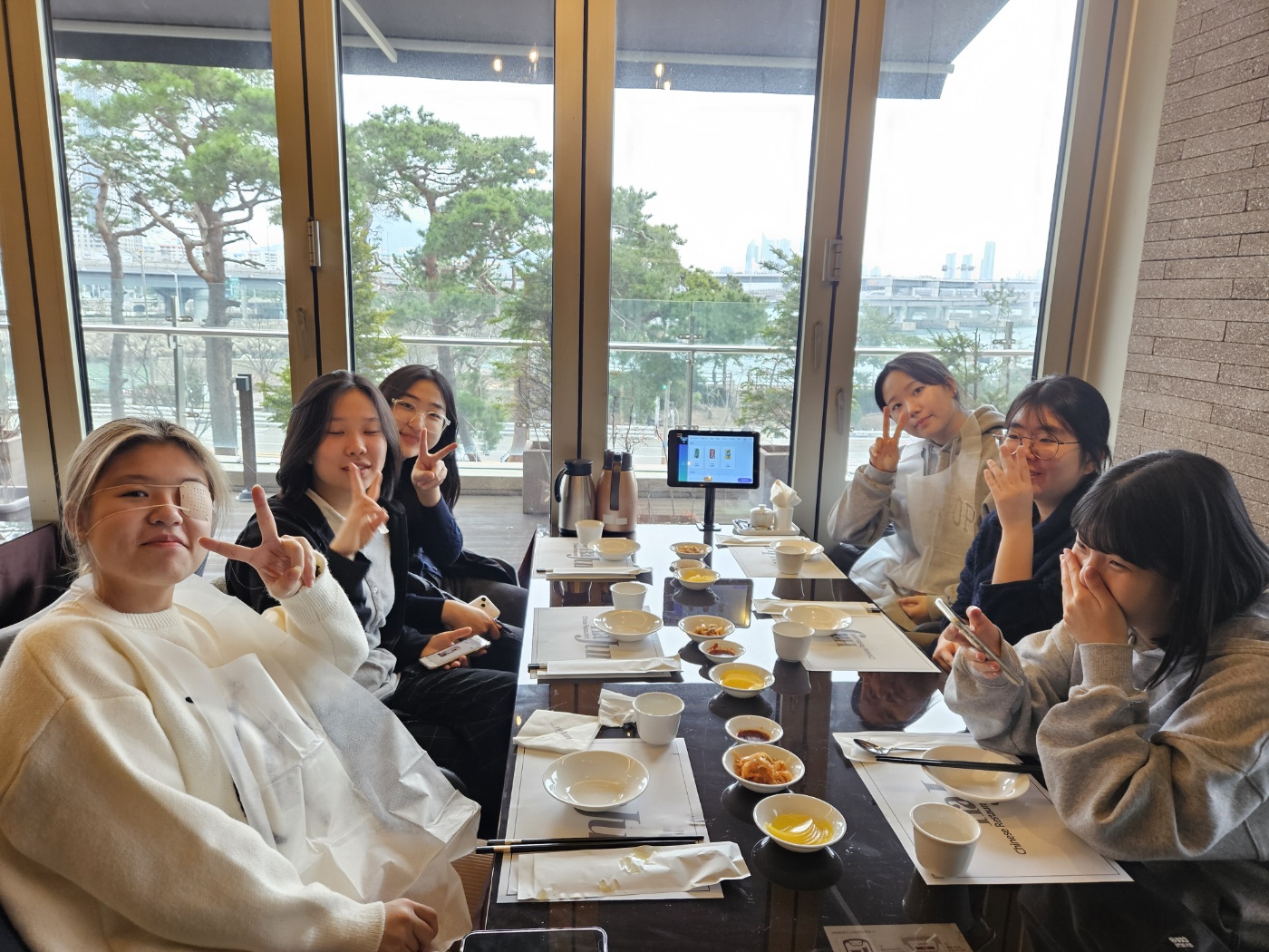KakaoTalk_20240218_131230125.jpg : 고등부 겨울수련회 3일차 주일, 아웃팅과 조별미션 사진입니다.