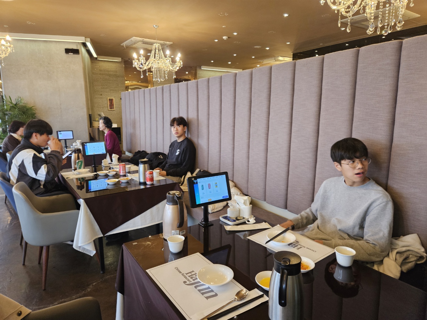 KakaoTalk_20240218_131230125_01.jpg : 고등부 겨울수련회 3일차 주일, 아웃팅과 조별미션 사진입니다.