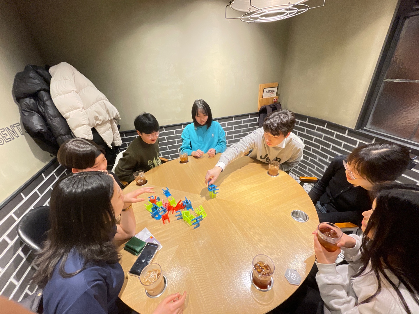 KakaoTalk_20240218_142307280.jpg : 고등부 겨울수련회 3일차 주일, 아웃팅과 조별미션 사진입니다.