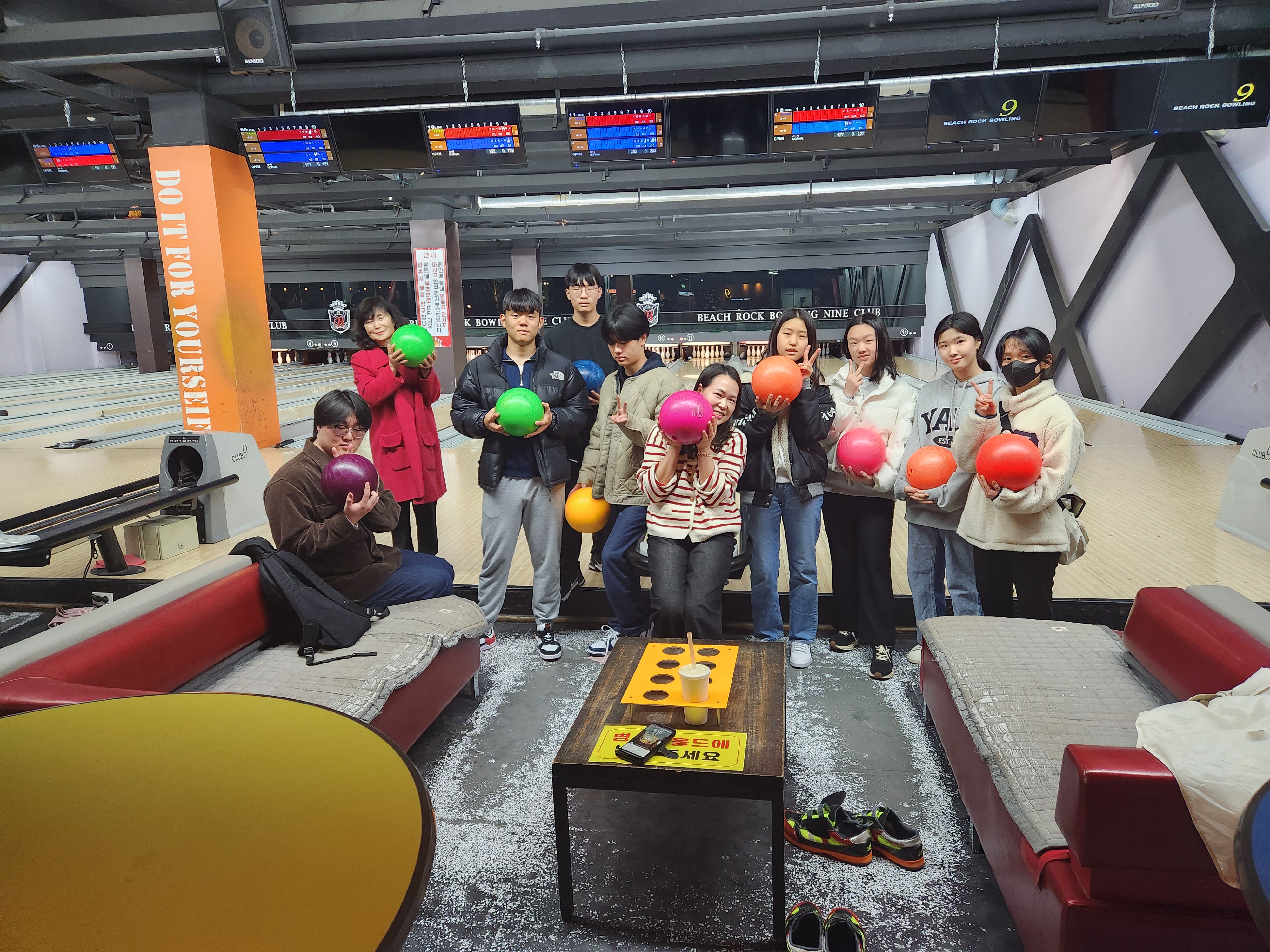 KakaoTalk_20240218_143805650.jpg : 고등부 겨울수련회 3일차 주일, 아웃팅과 조별미션 사진입니다.