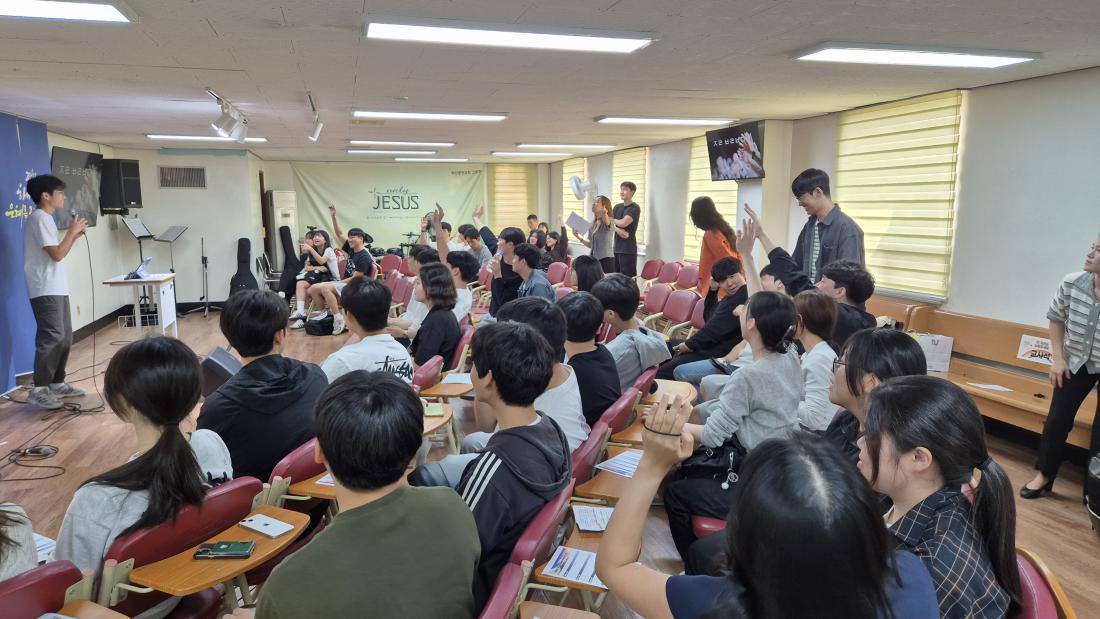 KakaoTalk_20251006_030727920_11.jpg : 10월 5일 고등부 예배 사진입니다~