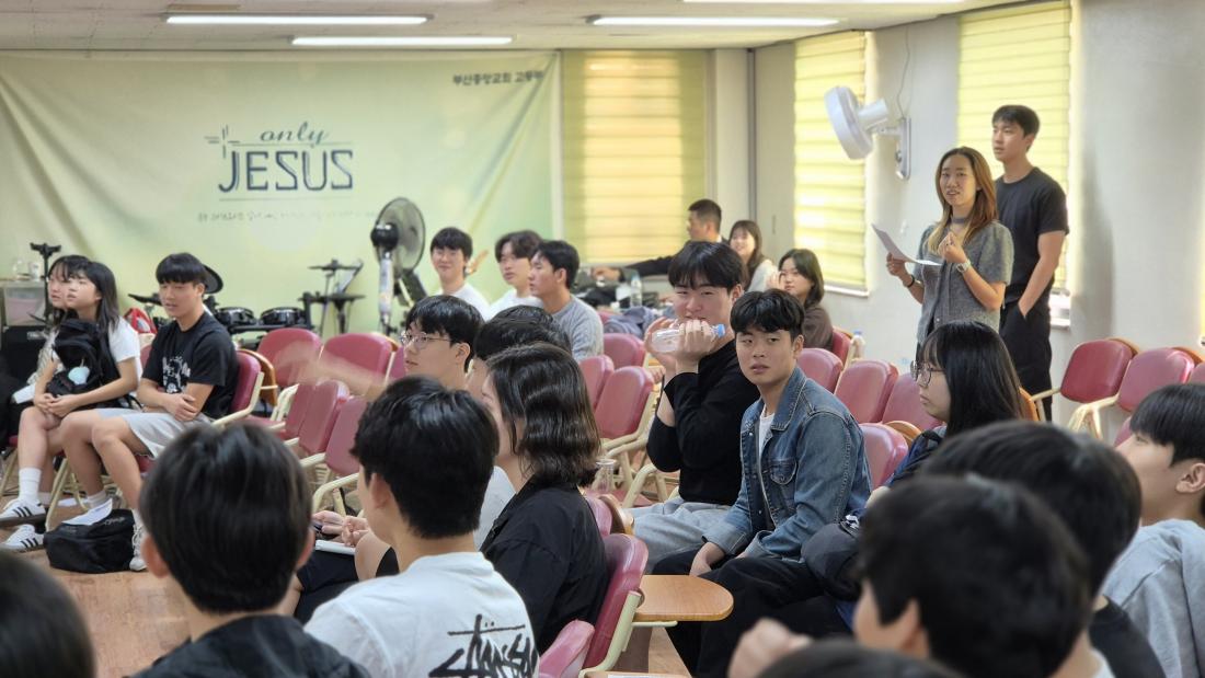 KakaoTalk_20251006_030727920_13.jpg : 10월 5일 고등부 예배 사진입니다~