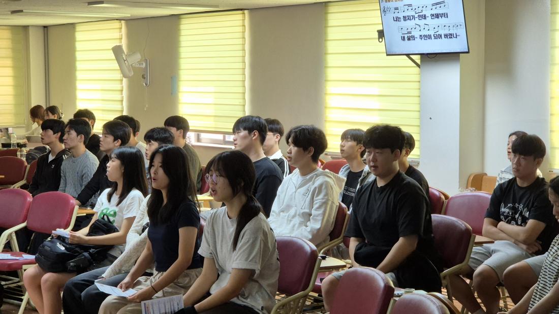 KakaoTalk_20251006_030727920_06.jpg : 10월 5일 고등부 예배 사진입니다~