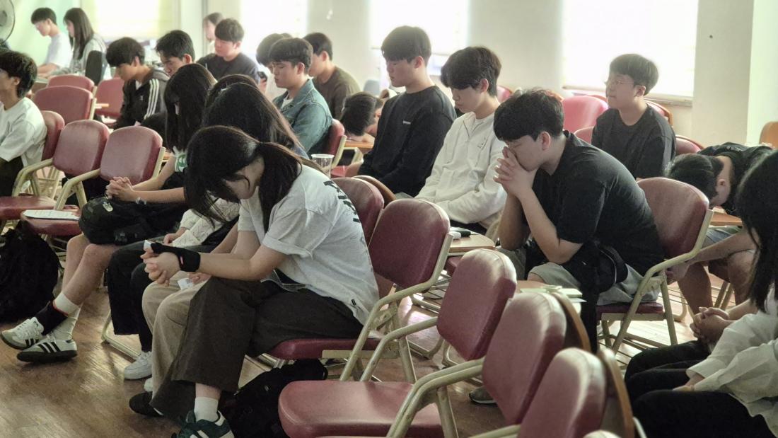 KakaoTalk_20251006_030727920_07.jpg : 10월 5일 고등부 예배 사진입니다~