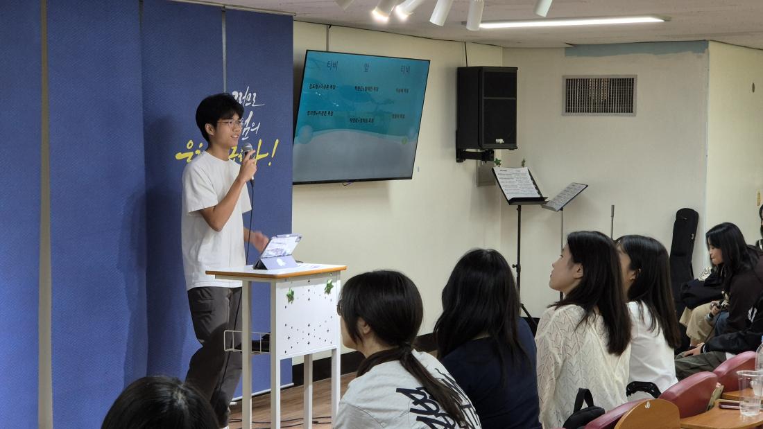 KakaoTalk_20251006_030727920_09.jpg : 10월 5일 고등부 예배 사진입니다~