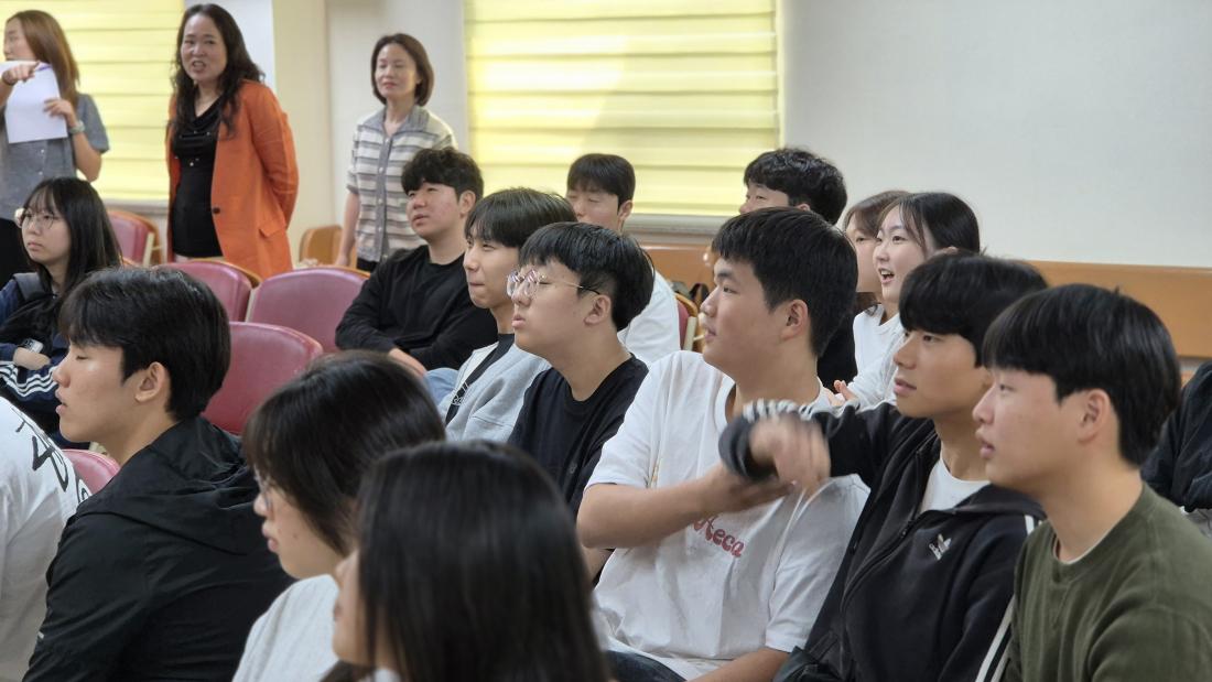 KakaoTalk_20251006_030727920_12.jpg : 10월 5일 고등부 예배 사진입니다~