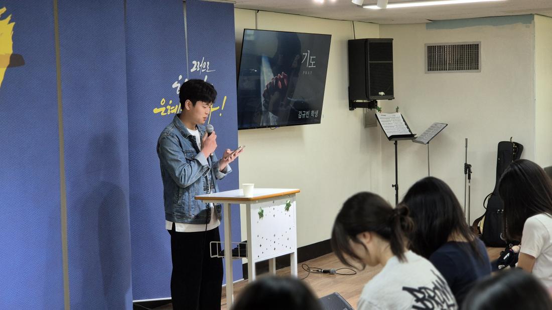 KakaoTalk_20251006_030727920_02.jpg : 10월 5일 고등부 예배 사진입니다~