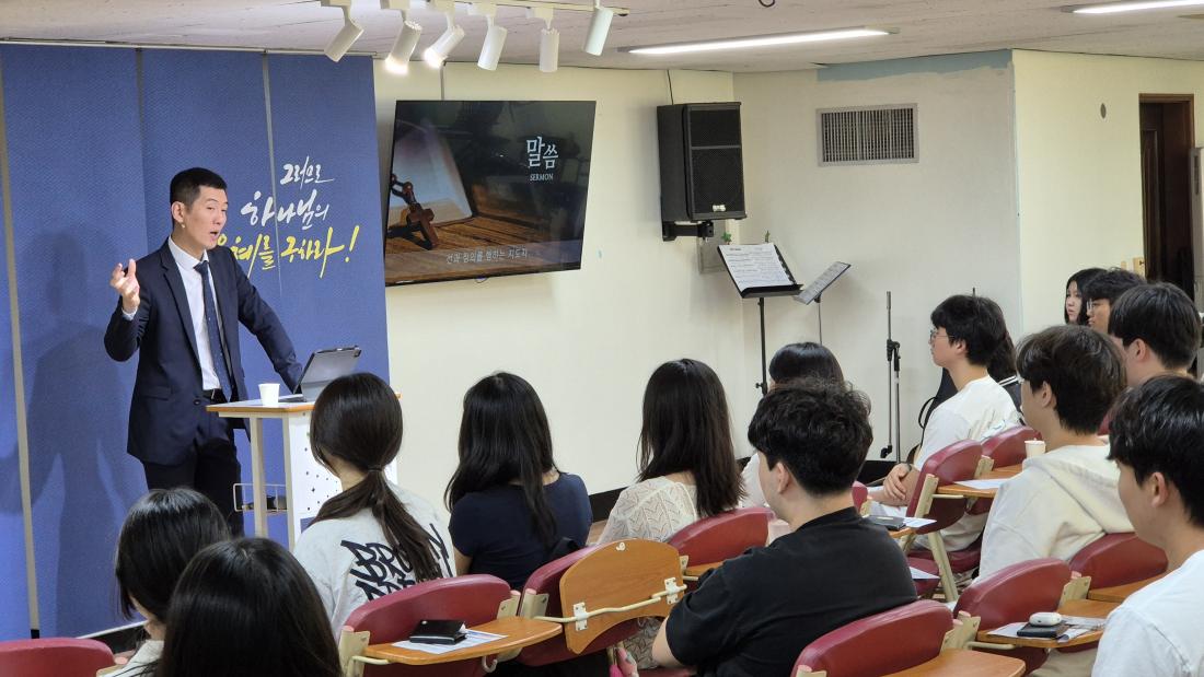 KakaoTalk_20251006_030727920_05.jpg : 10월 5일 고등부 예배 사진입니다~