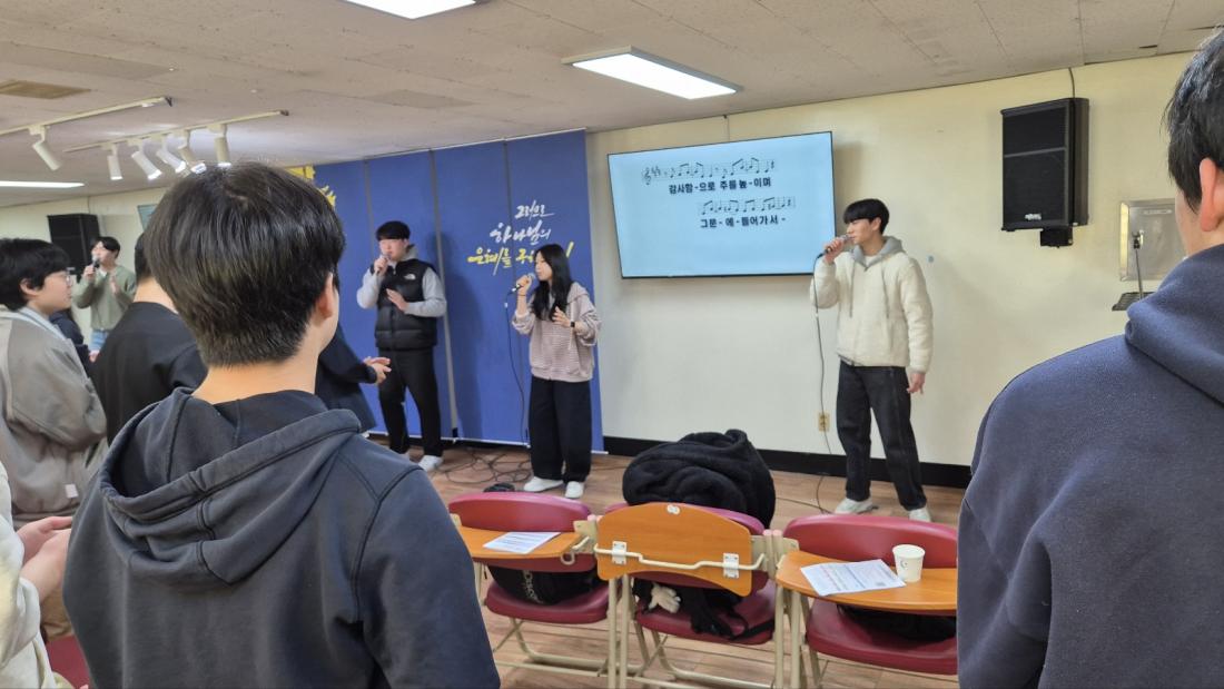 KakaoTalk_20250331_105322376_03.jpg : 3월 30일 고등부 예배 사진입니다~