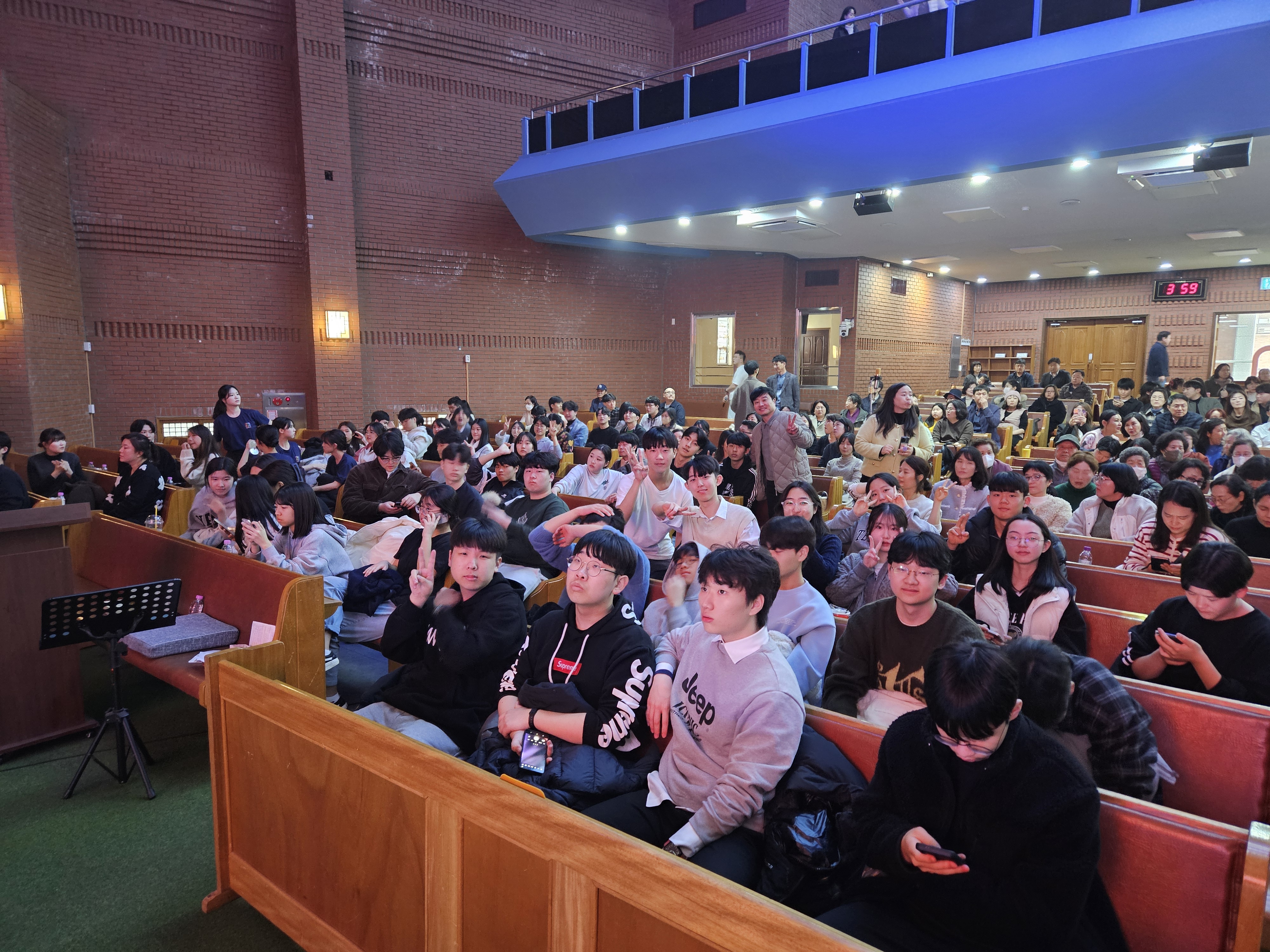 KakaoTalk_20240218_223816053_02.jpg : 고등부 겨울수련회 3일차 주일 찬양집회 사진입니다.
