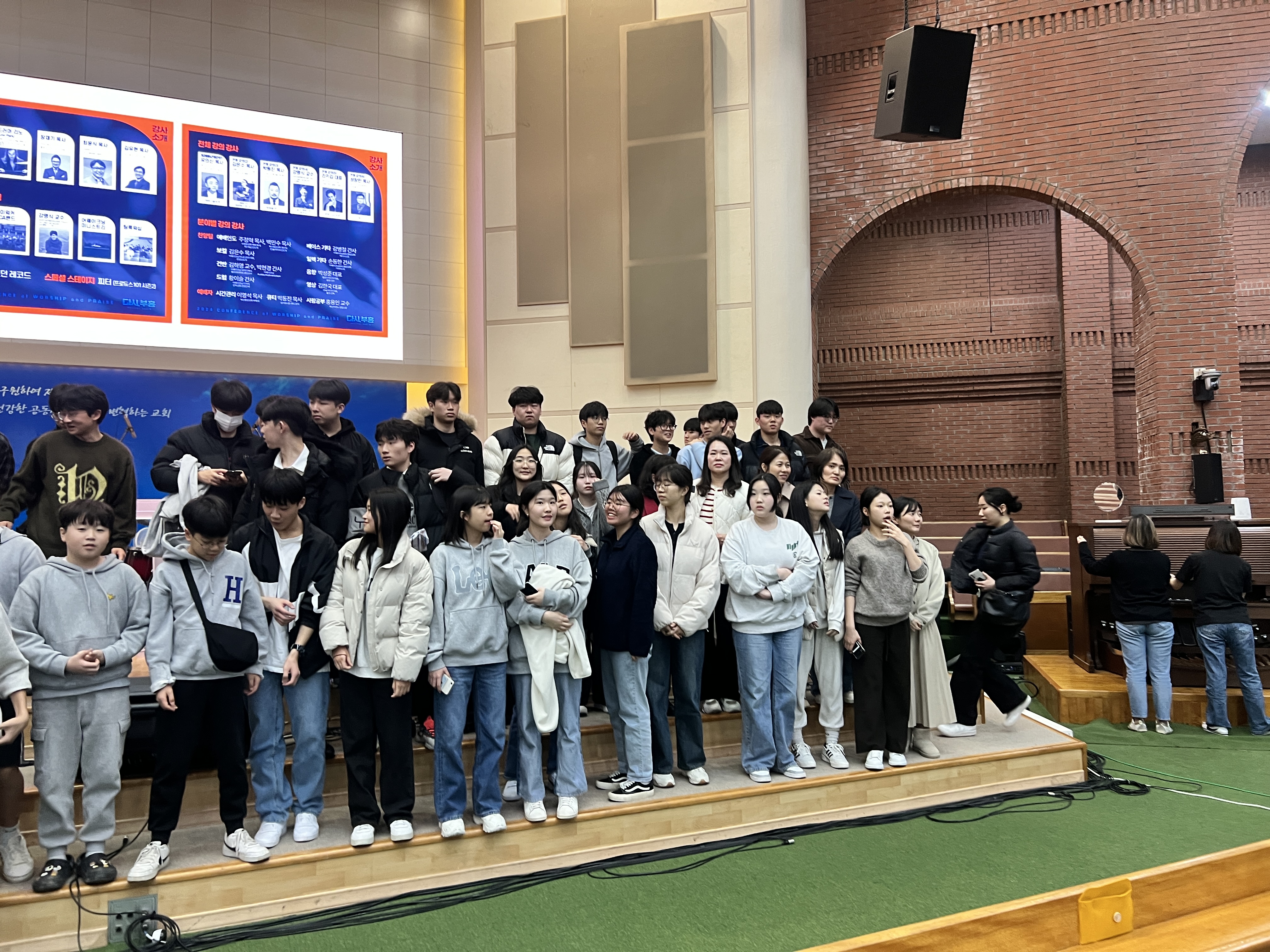 KakaoTalk_20240218_193024949.jpg : 고등부 겨울수련회 3일차 주일 찬양집회 사진입니다.