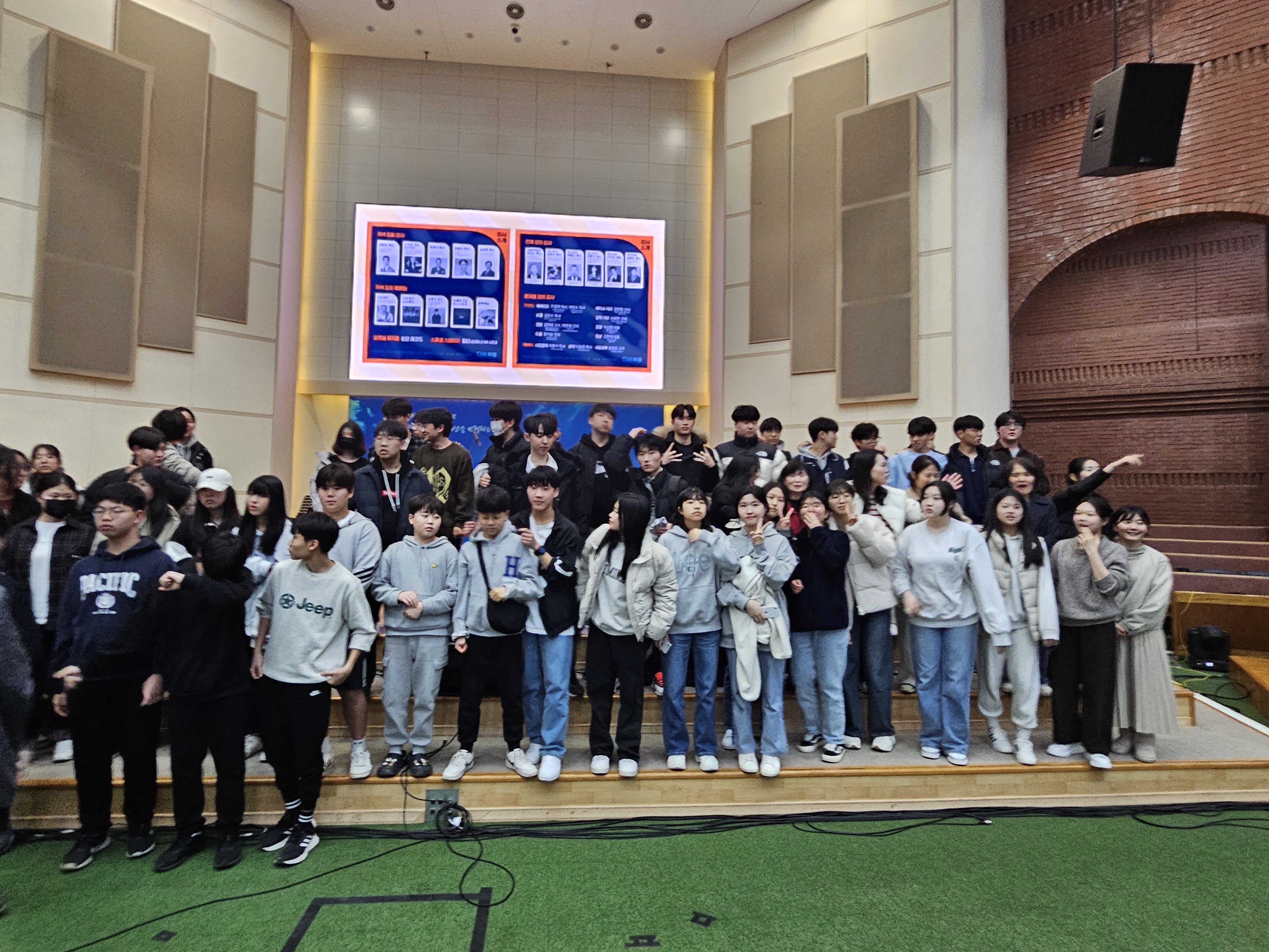 KakaoTalk_20240218_223816053_13.jpg : 고등부 겨울수련회 3일차 주일 찬양집회 사진입니다.
