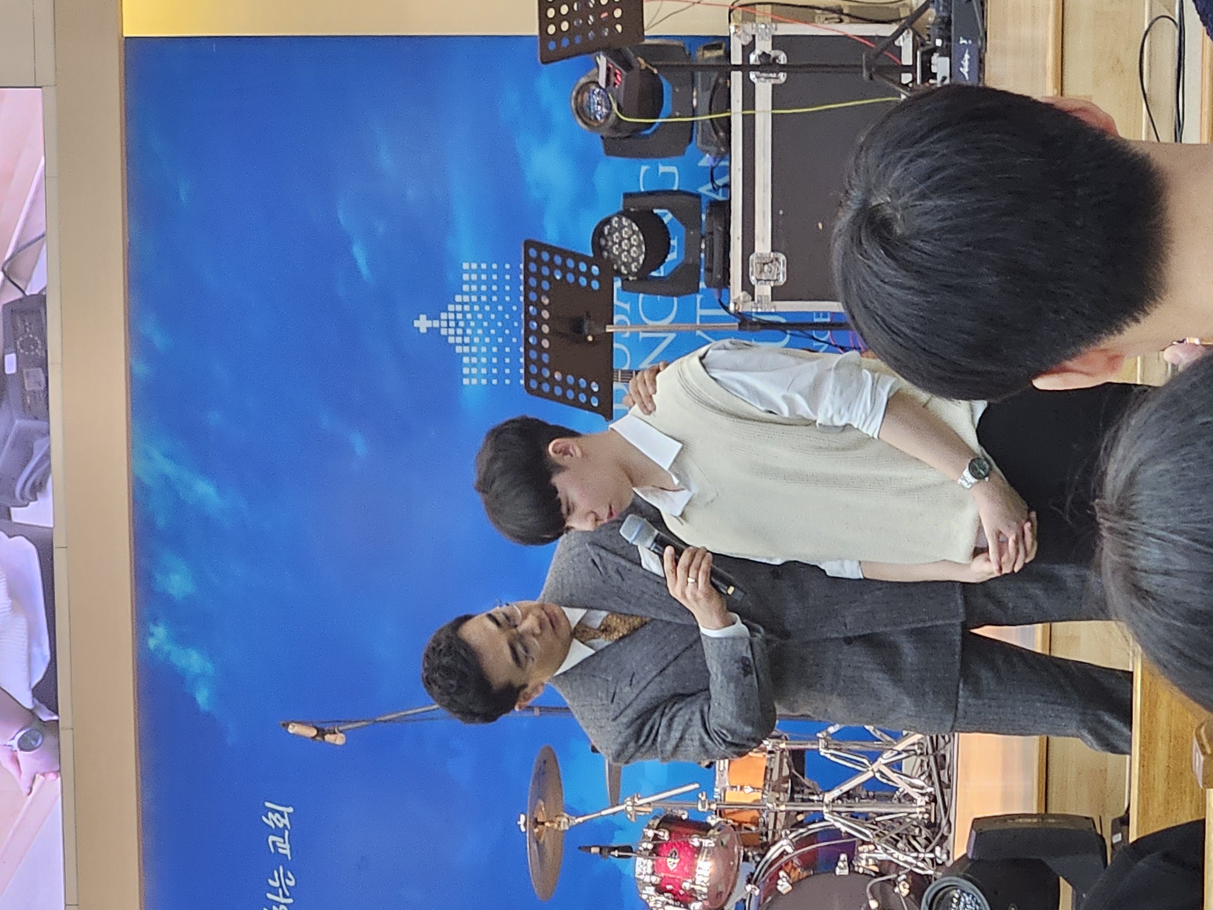 KakaoTalk_20240218_223816053_09.jpg : 고등부 겨울수련회 3일차 주일 찬양집회 사진입니다.